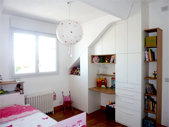 bureau et rangement sous comble chambre enfant